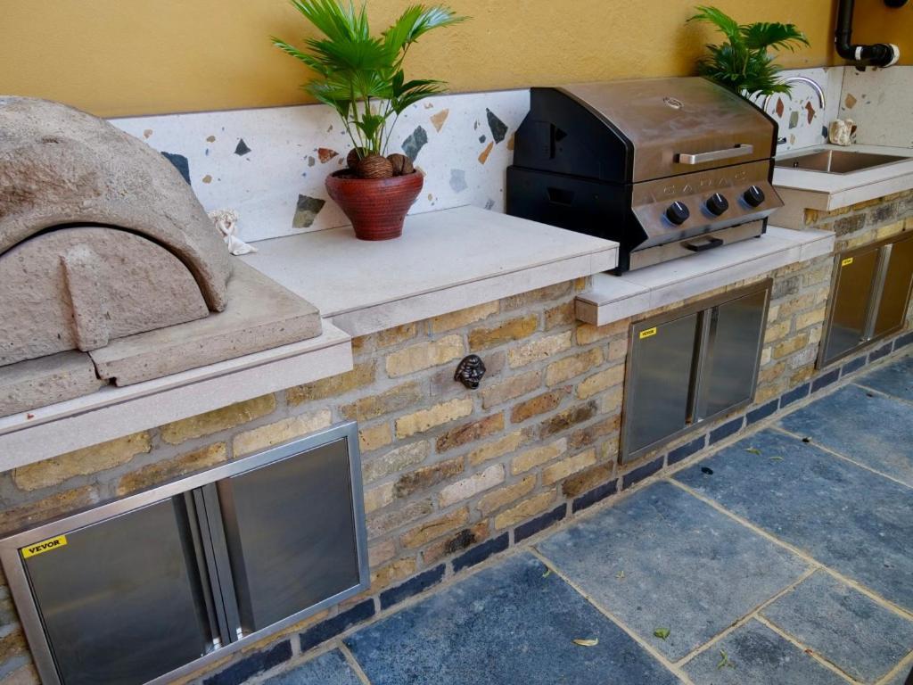 Huge Deluxe 600 Year Old Essex Manor, Hot Tub, Cinema Room, Sky Tv Saffron Walden Esterno foto